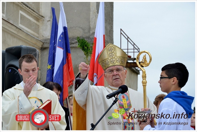 Prenovljeno vaško jedro je blagoslovil celjski škof msgr. dr. Stanislav Lipovšek